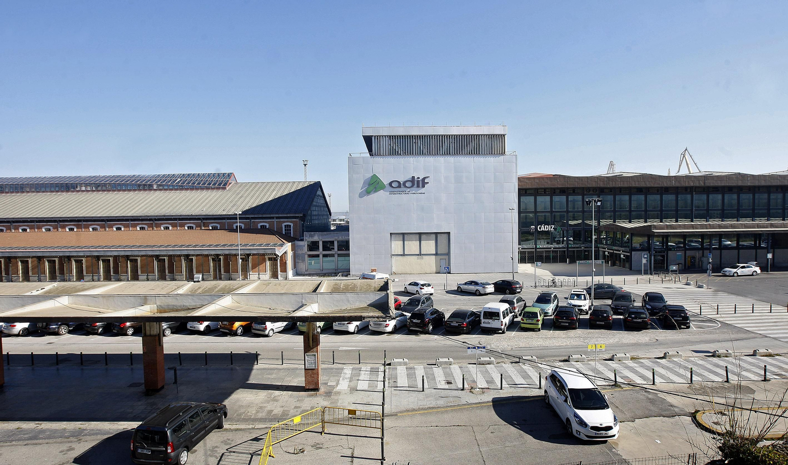 Imagen de la actual estación de Adif, con la antigua estación a la izquierda.