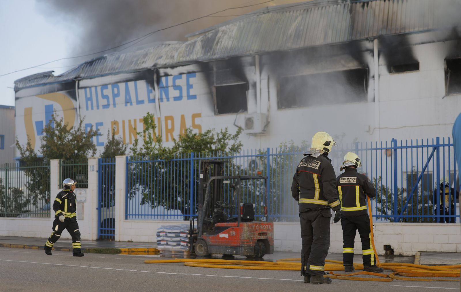 Las fotos del incendio de la fábrica de pinturas
