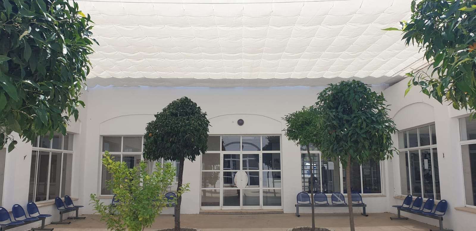 Acceso principal al centro de salud de Pino Montano B.