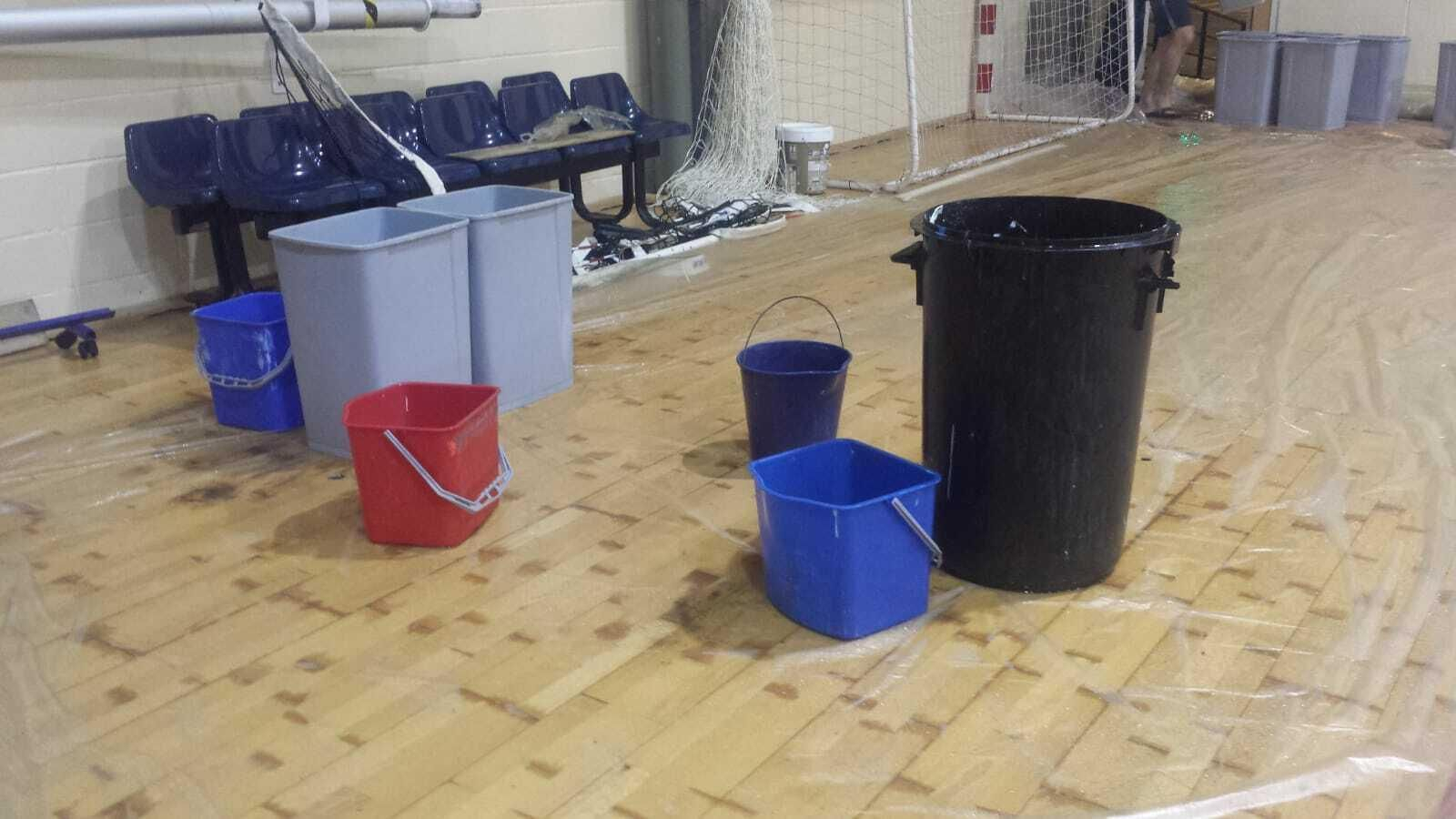 Cubos recogiendo filtraciones en el Ciudad de Cádiz el pasado noviembre.