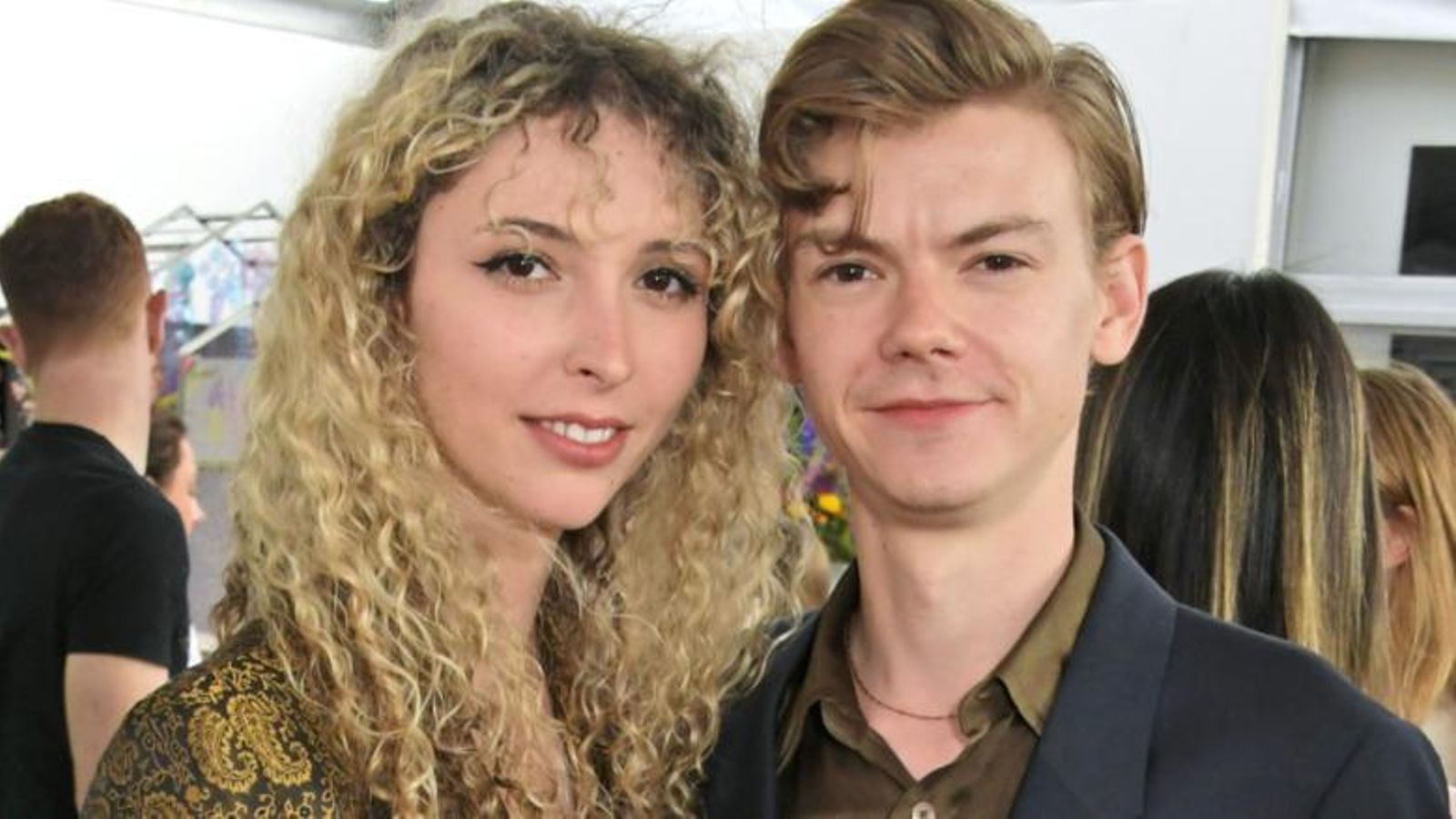 Brodie-Sangster con su actual pareja