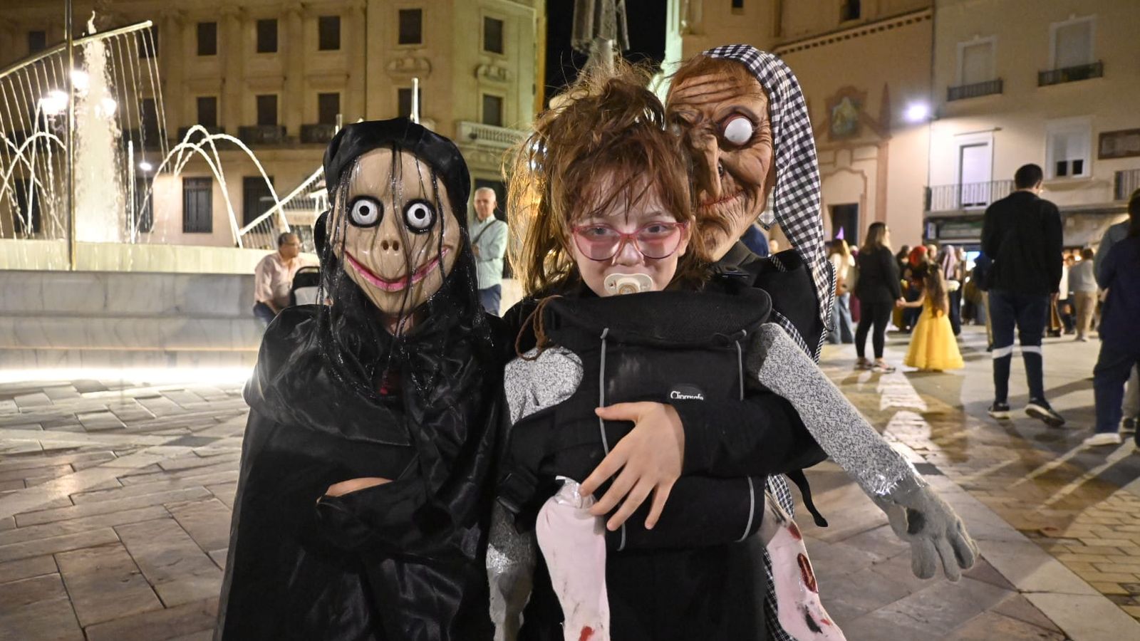Dos niñas disfrazadas disfrutan de la noche de Halloween en el corazón de la capital.