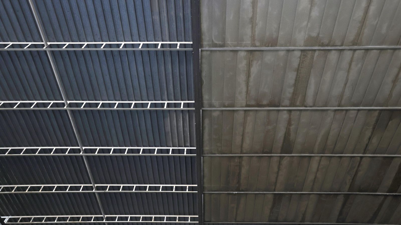 Contraste del falso techo antiguo que se ha desmontado en la zona de andenes y dársenas.