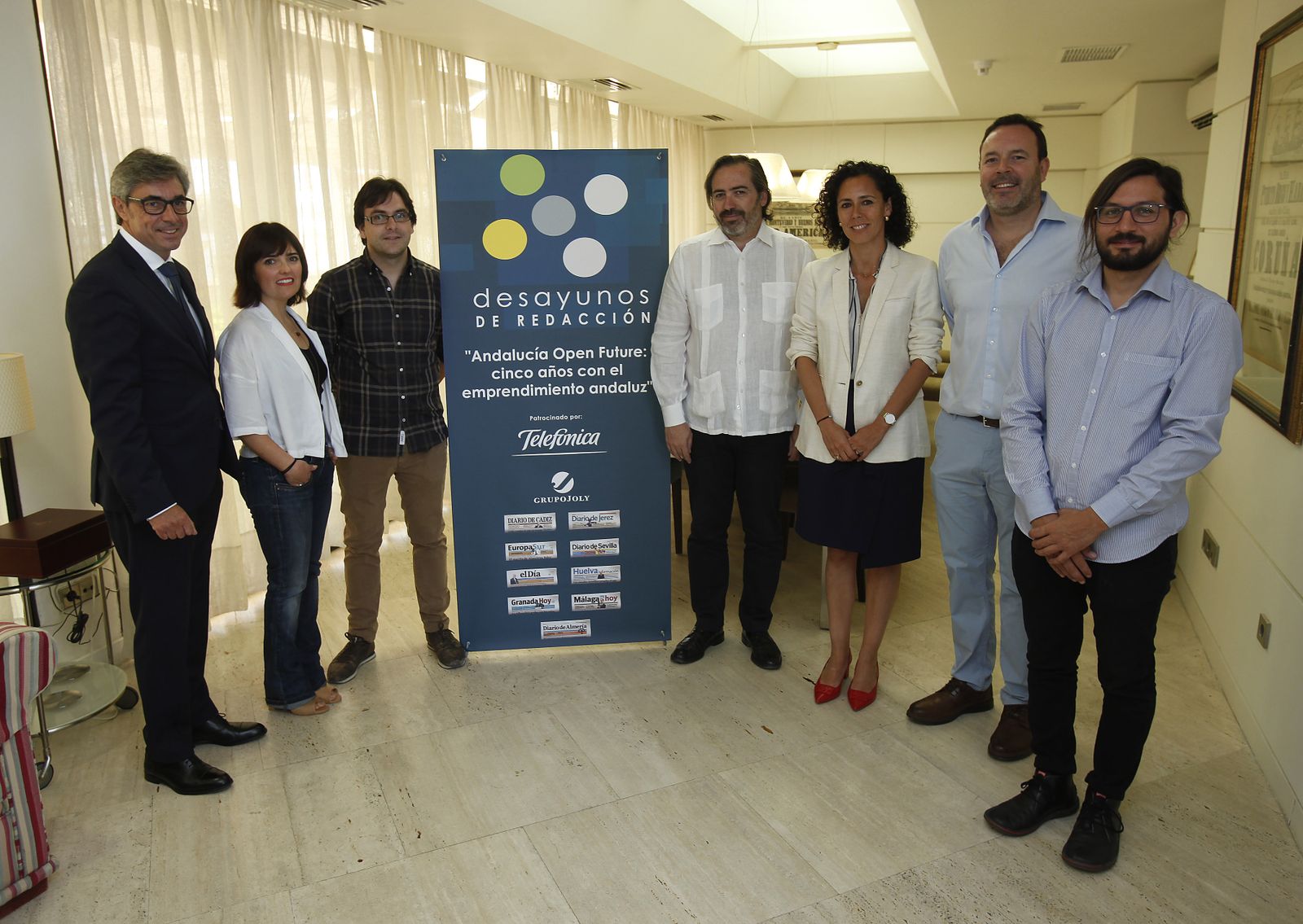 Leopoldo Balmori, director de Innovación Territorio Sur de Telefónica; Gabriela Romano, CEO de Lofty; José Miguel Carmona, CEO de Factory Matter; Alberto Grimaldi, jefe de la Sección de Economía de Grupo Joly, moderador del encuentro; Loreto del Valle, directora general de Economía Digital e Innovación de la Junta de Andalucía; Miguel Prados, CEO de Supervecina.com, y Mauro López Ponce, CEO de Urban Clouds.