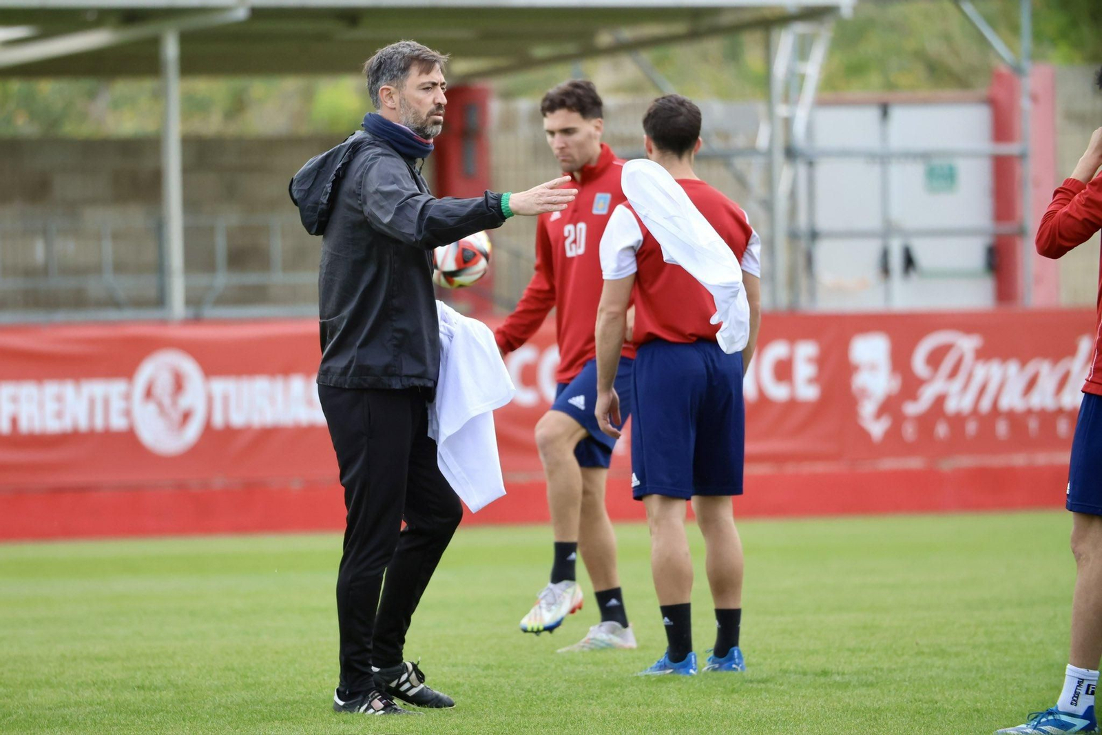 El técnico almeriense durante una sesión de entrenamiento del Tarazona, su anterior equipo.