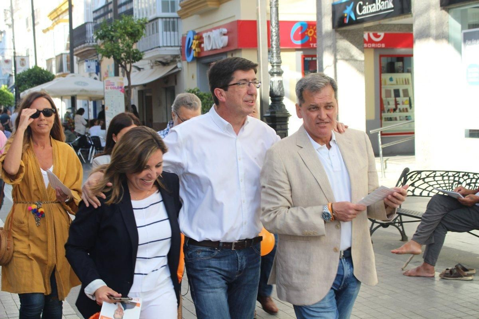 Javier Gómez Porrúa (primero por la derecha), junto a Juan Marín en Sanlúcar en la campaña de las municipales de 2019.