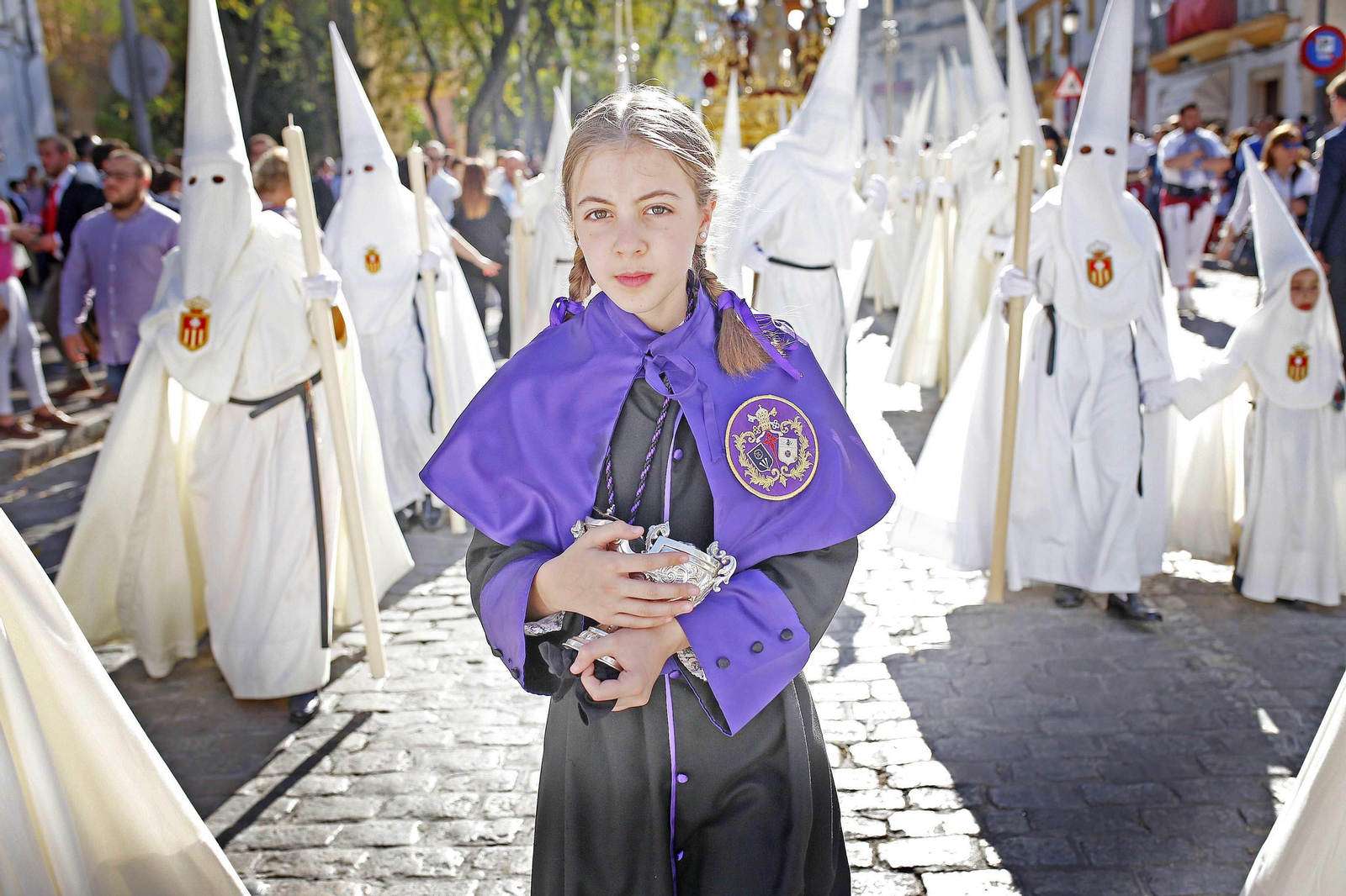 Una monaguilla de La Soledad, ayer en el cortejo de El Transporte.