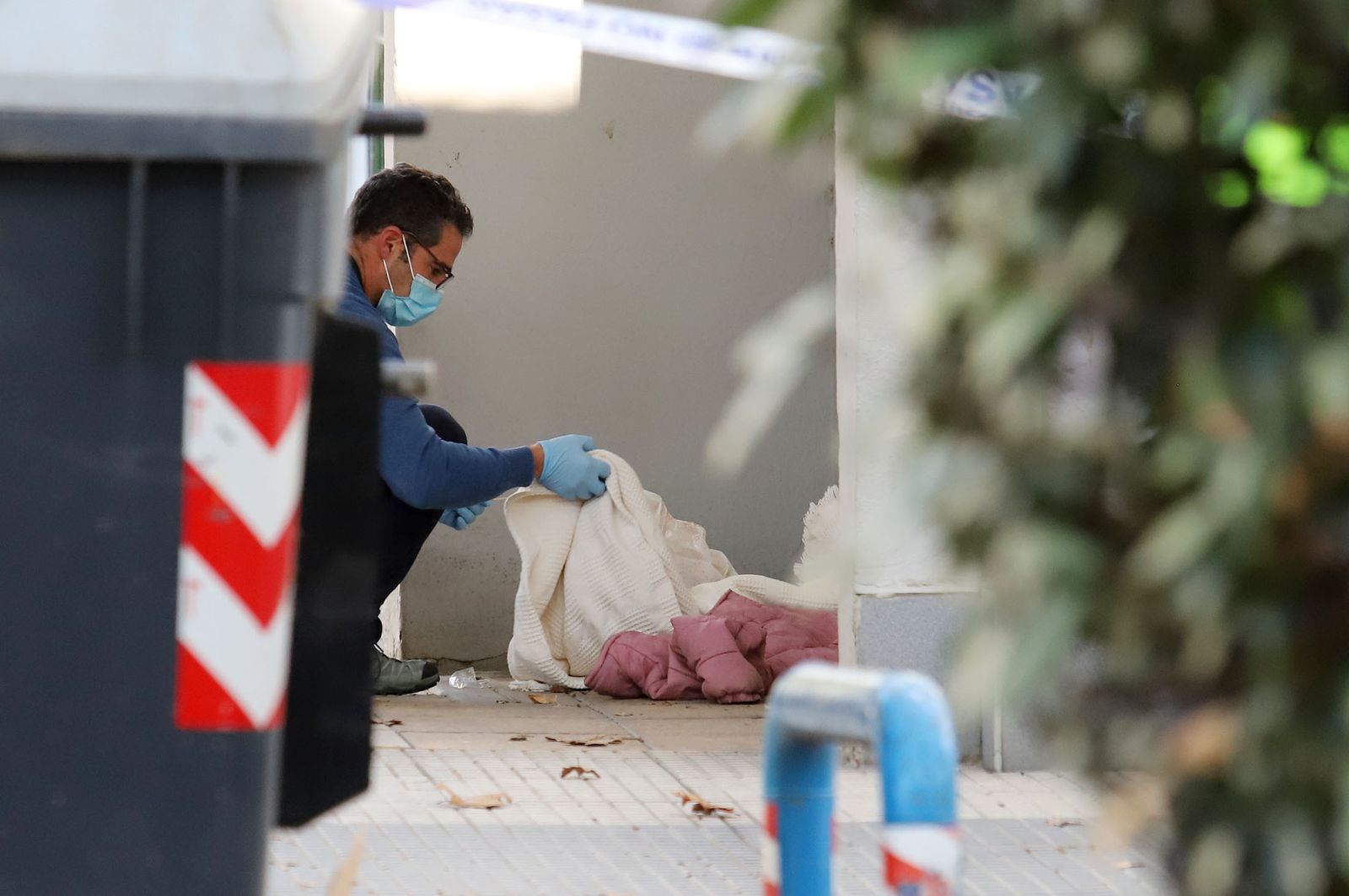 Un agente observa el lugar donde apareció la cabeza.