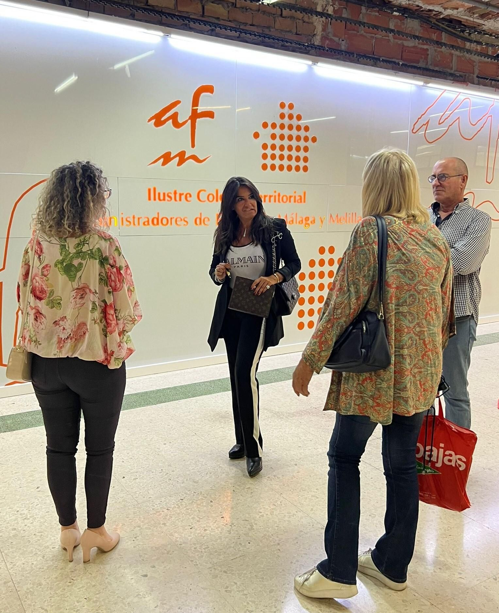 Varios vecinos de comunidades afectadas acuden al Colegio de Administradores de fincas de Málaga.