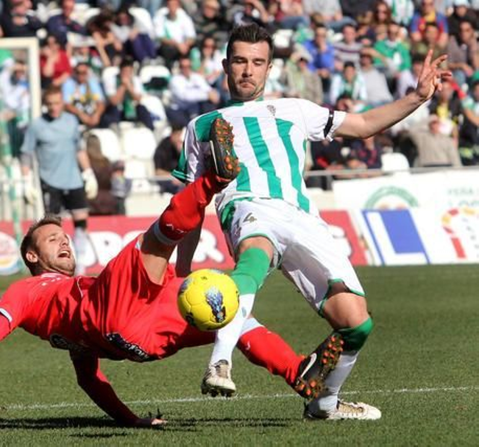 Un rival cae ante Lçopez Garai. / José Martínez