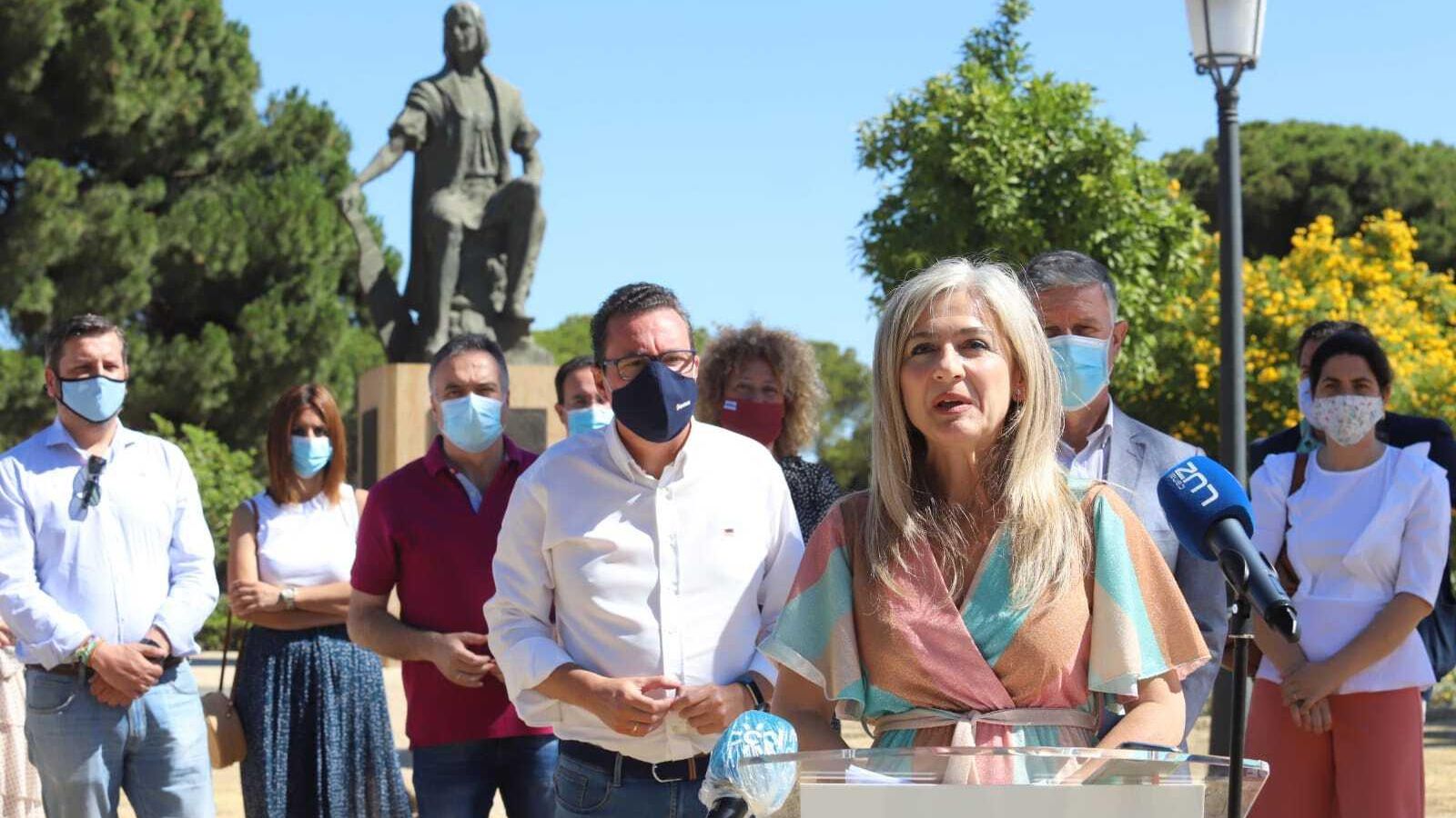 Los populares, con Patricia del Pozo al frente, ante la estatua de Colón en La Rábida.