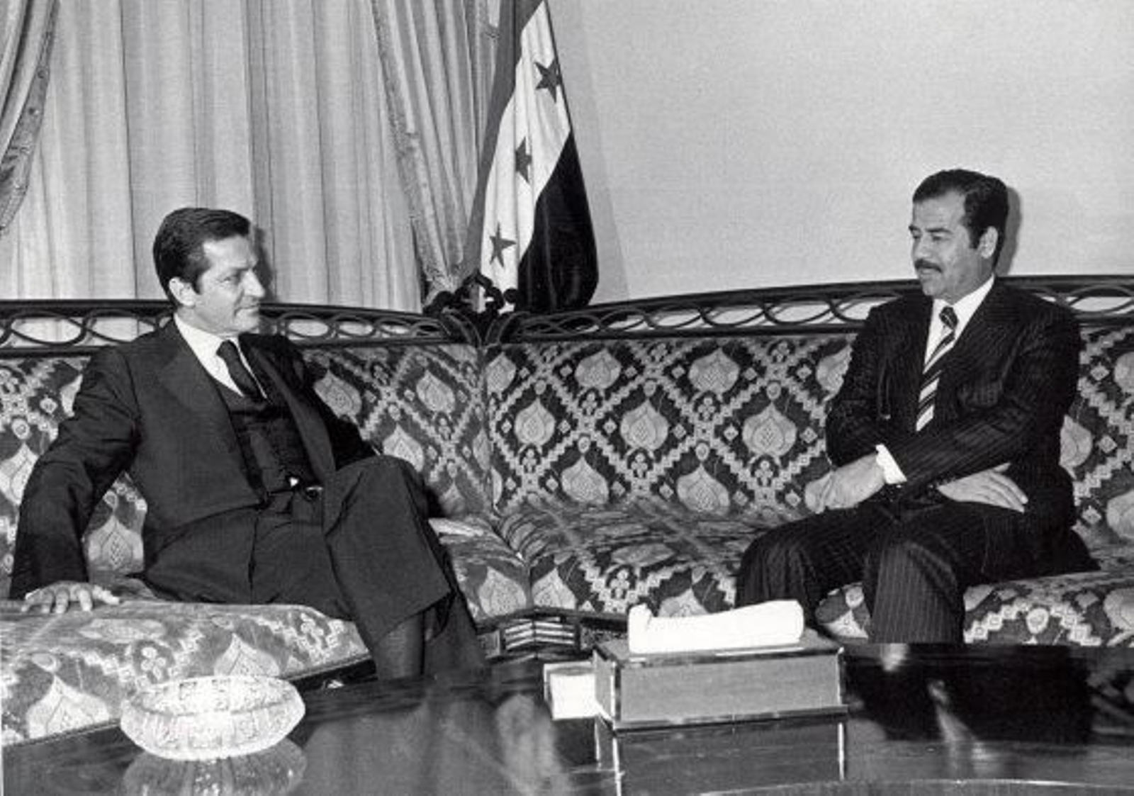Adolfo Suárez y Sadam Husein, en 1980 en Bagdad.

Foto: EFE