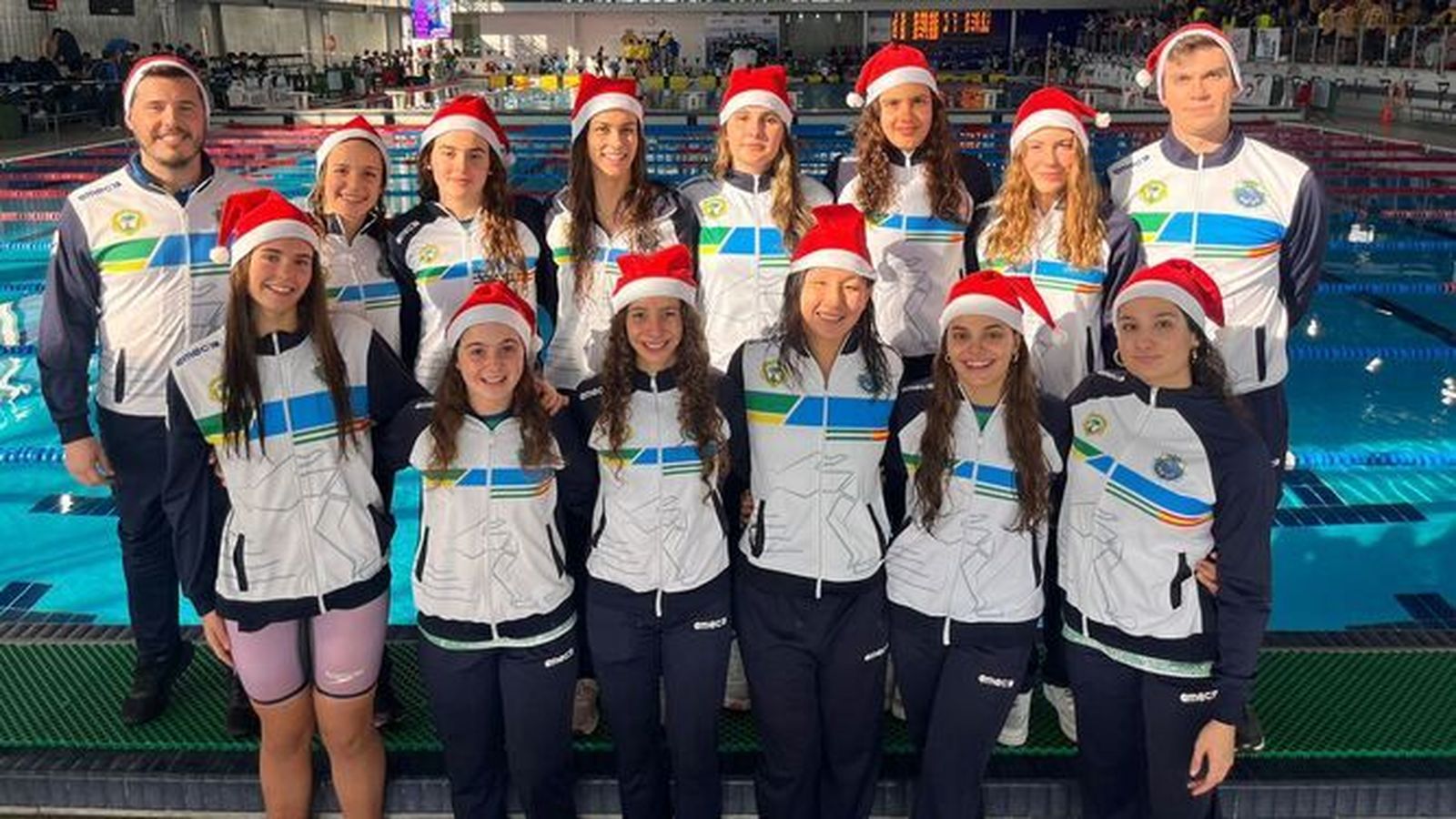 Las nadadoras del CN Mairena posan tras mantener la máxima categoría.