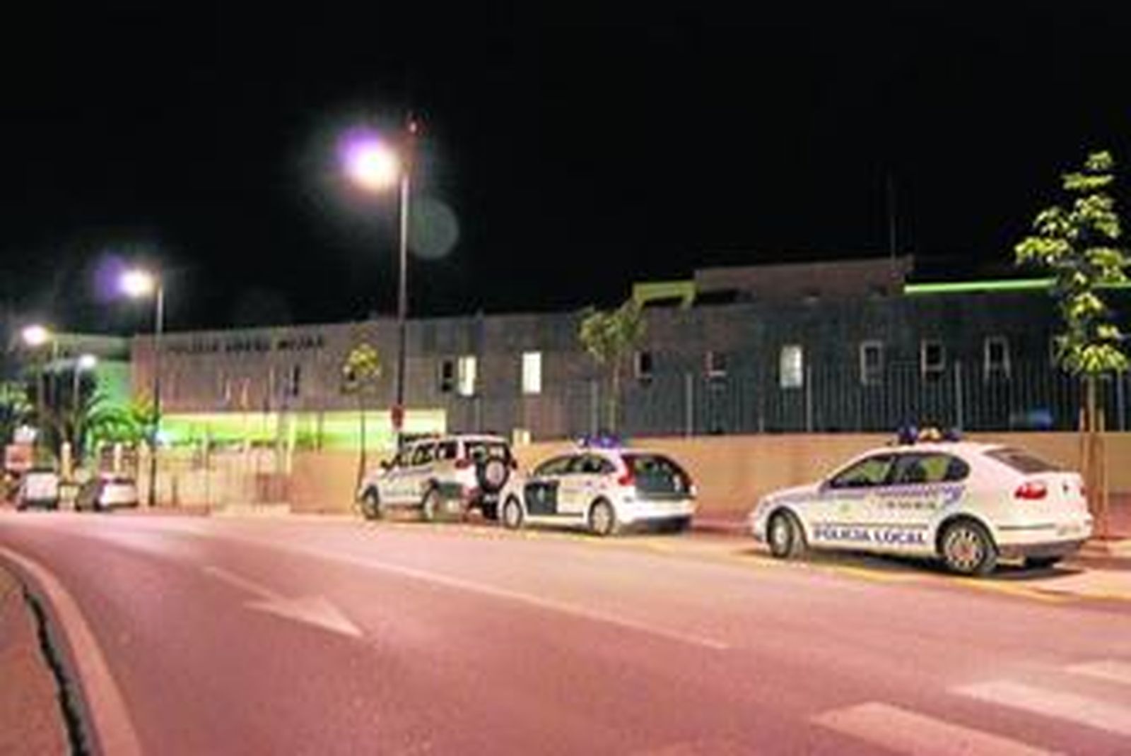 Vehículos de la Guardia Civil, el sábado, en la Jefatura de la Policia de Mijas.