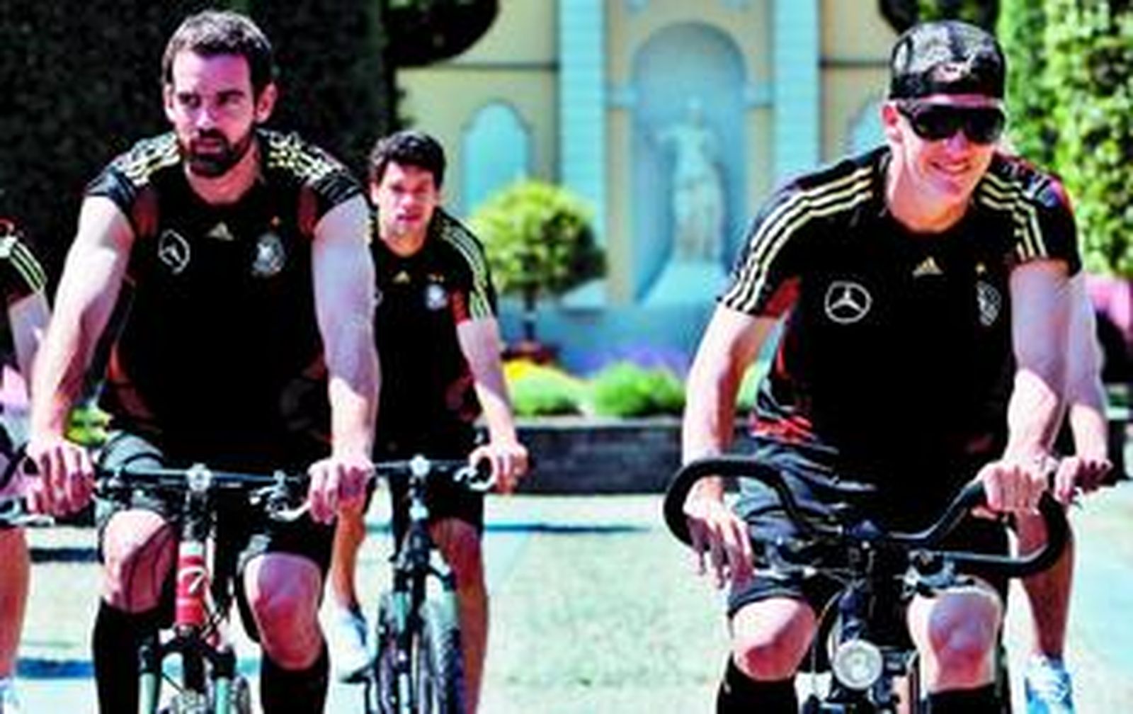 Metzelder, Ballack y Schweinsteiger disfrutan de un paseo en bicicleta en la jornada de ayer.