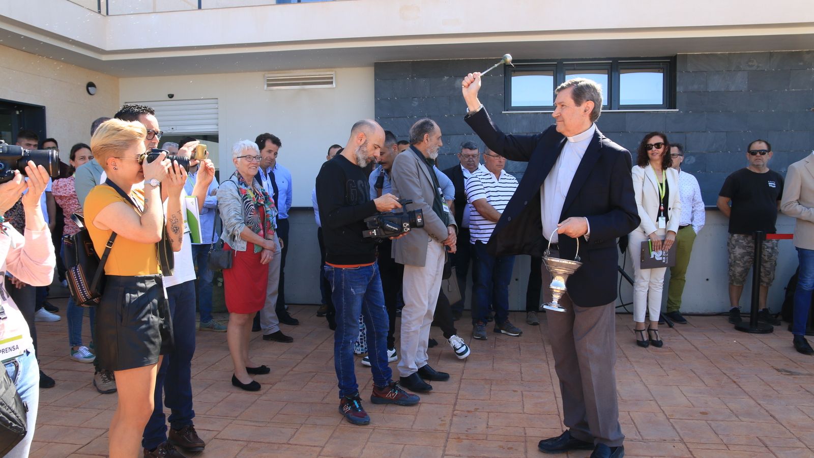 Bendición de las instalaciones por parte del párroco Mariano Delgado.