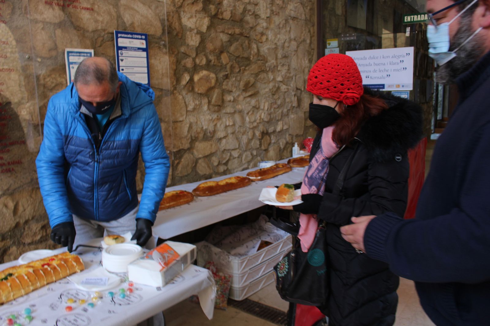 El roscón de Reyes gigante y solidario de Lucena, en fotografías