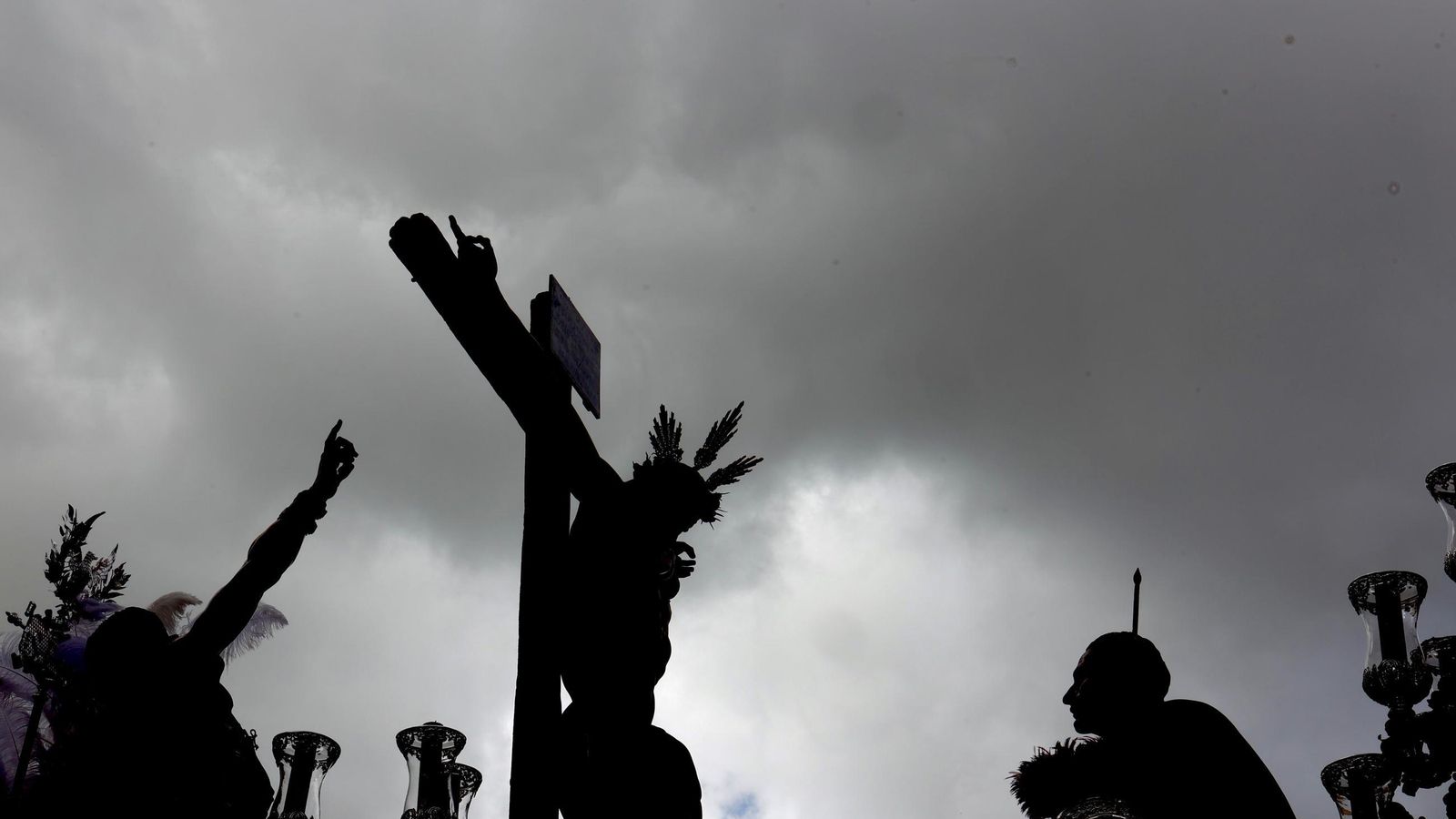 El Cristo del Desamparo y Abandono, recortado entre nubarrones.
