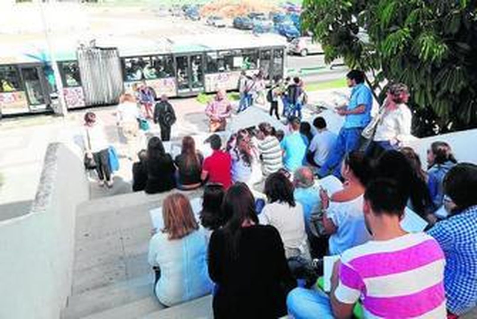 Los alumnos de Historia del Arte recibieron ayer clases en las escaleras.