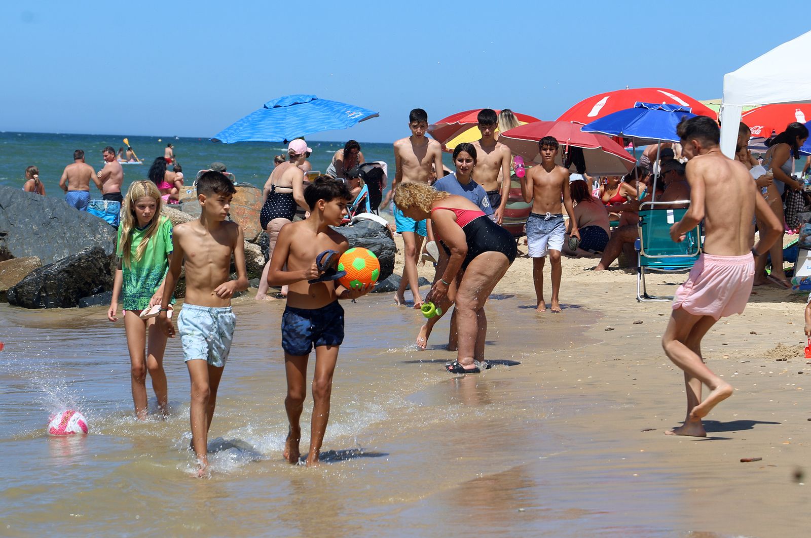 Imágenes de una mañana de calor y playa en Matalascañas