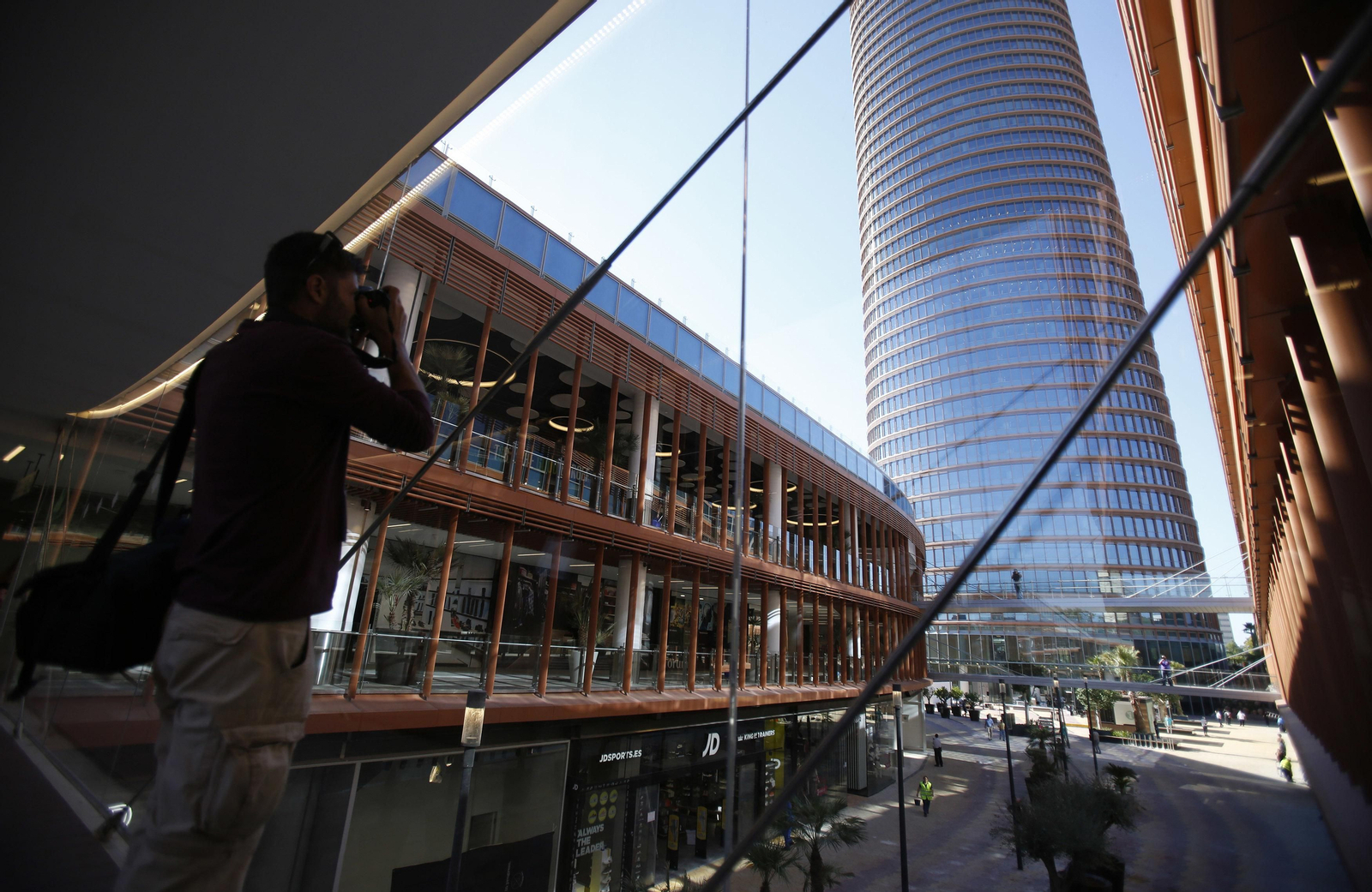 Los preparativos de la próxima apertura del centro comercial Torre Sevilla, en imágenes