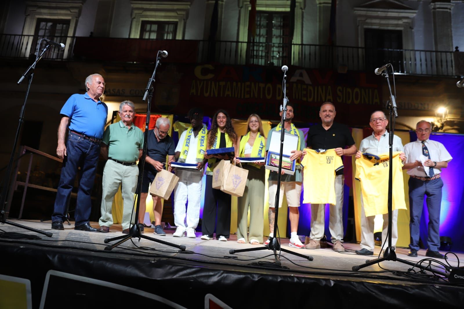 Foto de los homenajeados junto a autoridades y dirigentes de la peña.