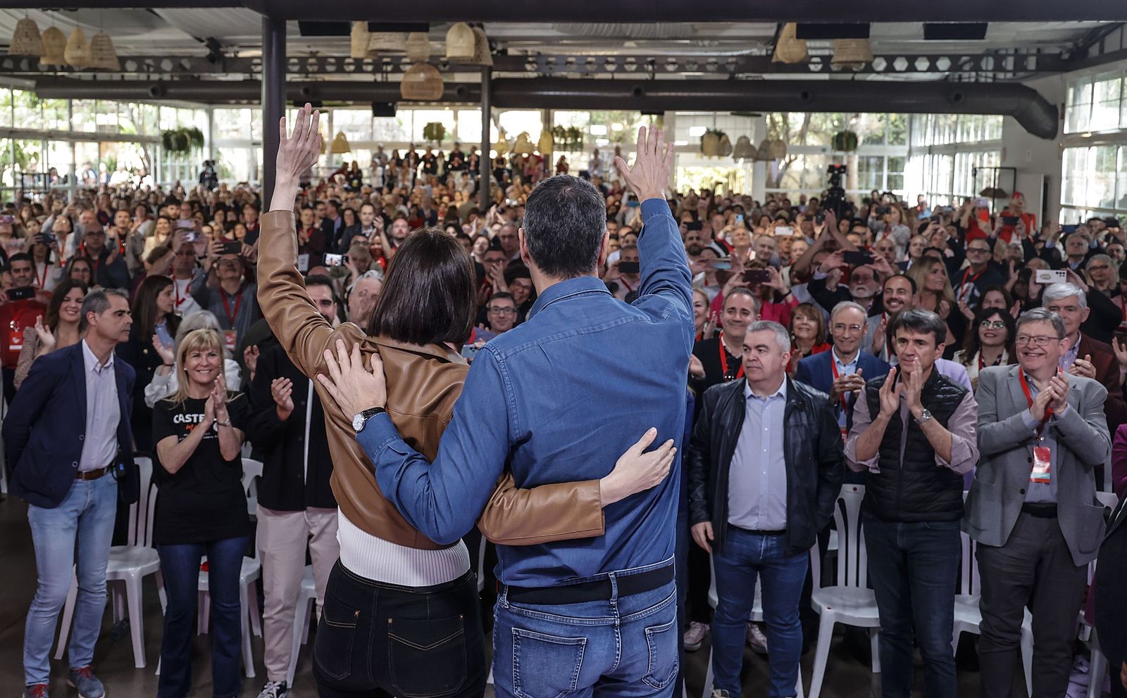El presidente del Gobierno, Pedro Sánchez, y la nueva líder del PSPV, Diana Morant, saludan durante la clausura del Congreso extraordinario del PSPV.