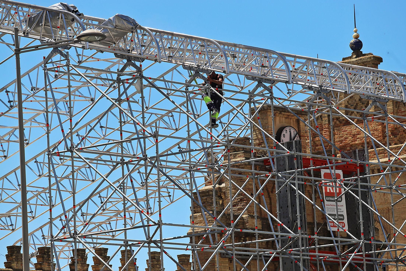 Imágenes del montaje del techo de la antigua estación de trenes de Huelva