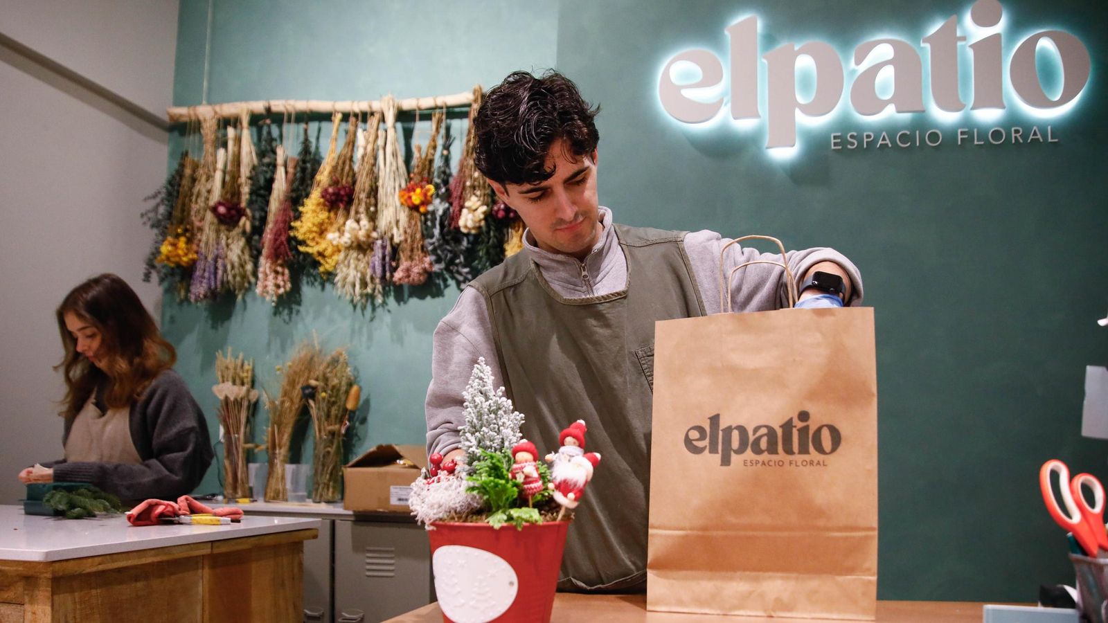 Las flores naturales y presevadas son las que trabajan en el nuevo establecimiento