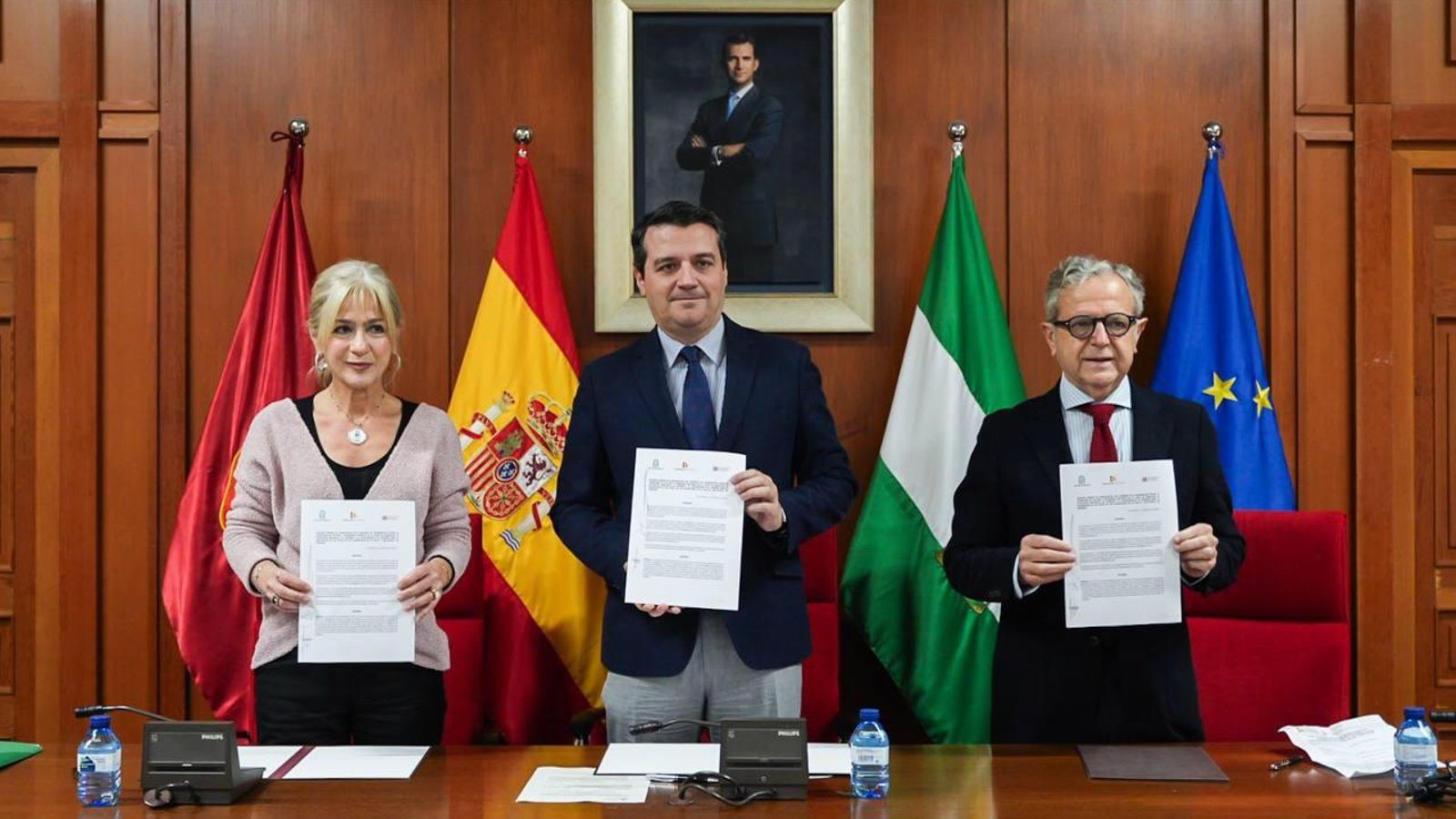 Del Pozo, Bellido y Fuentes muestran la adenda firmada. Del Pozo, Bellido y Fuentes muestran la adenda firmada.