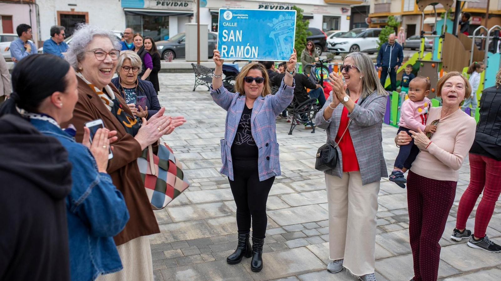 Vecinos de la zona durante la inauguración.