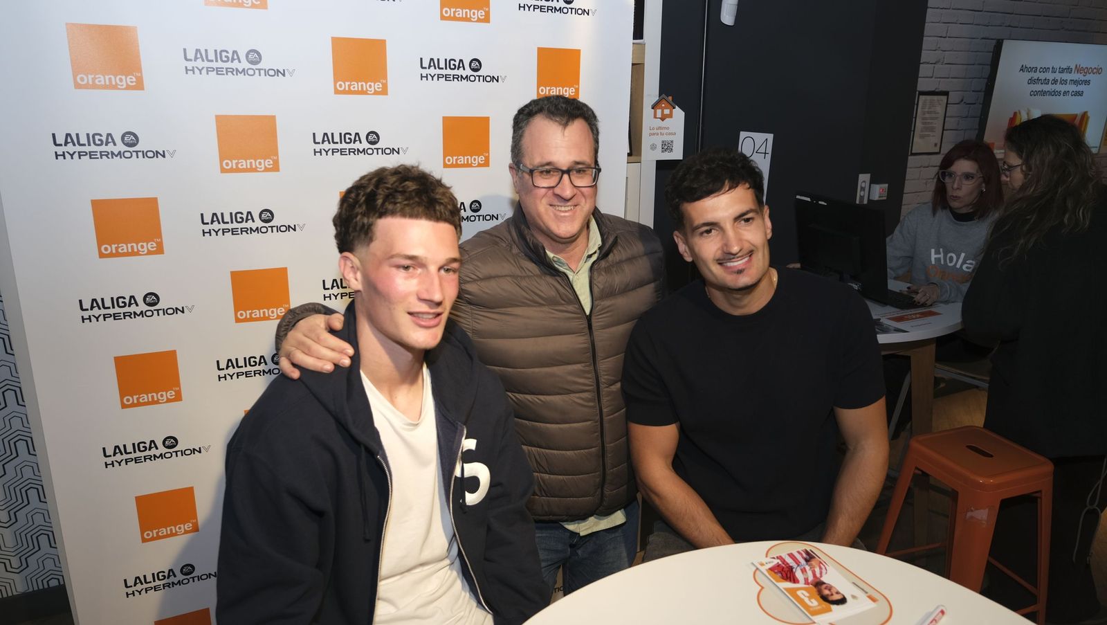 Búscate en las fotos de la firma de los jugadores de la U.D. Almería en la tienda Orange