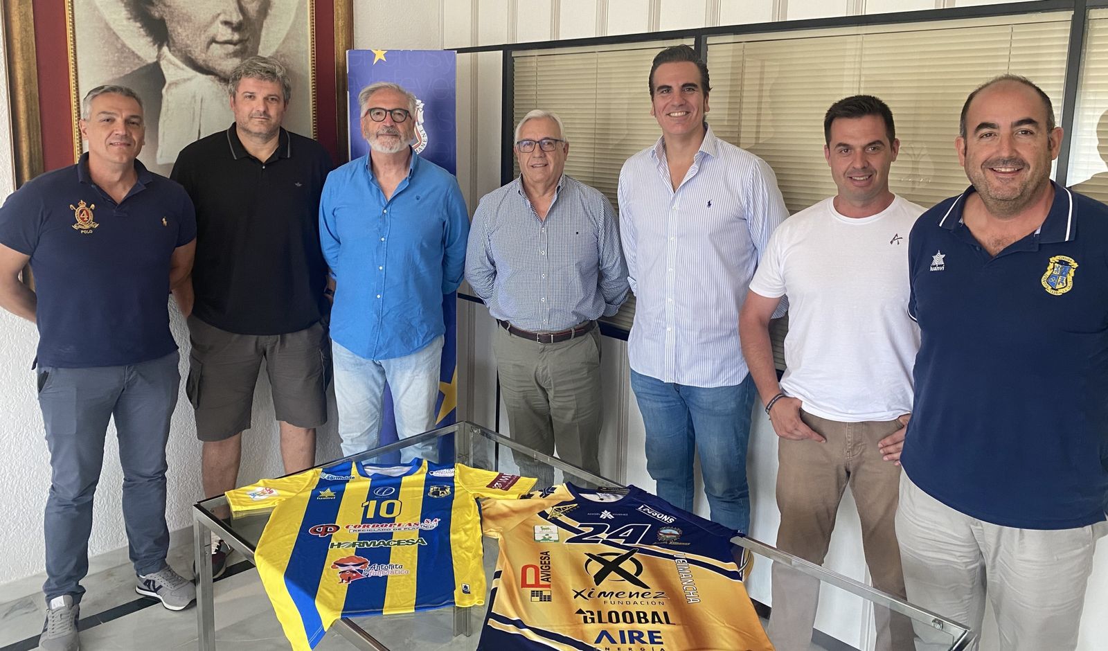 Los responsables de las dos entidades tras la firma del acuerdo.