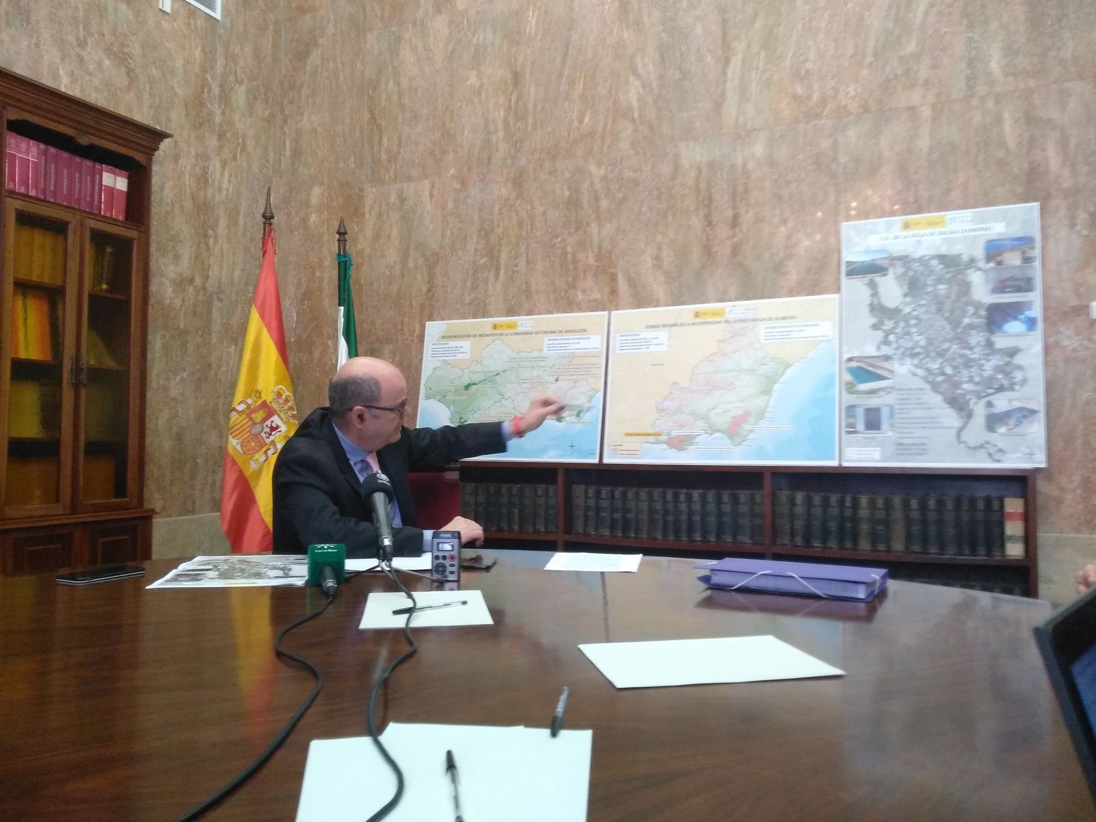 Alejandro Alonso, presidente del Seiasa, explica las obras en Dalías