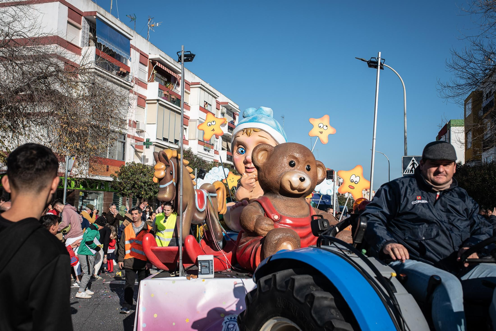 Los Reyes Magos traen la ilusión a los barrios de Huelva, en imágenes