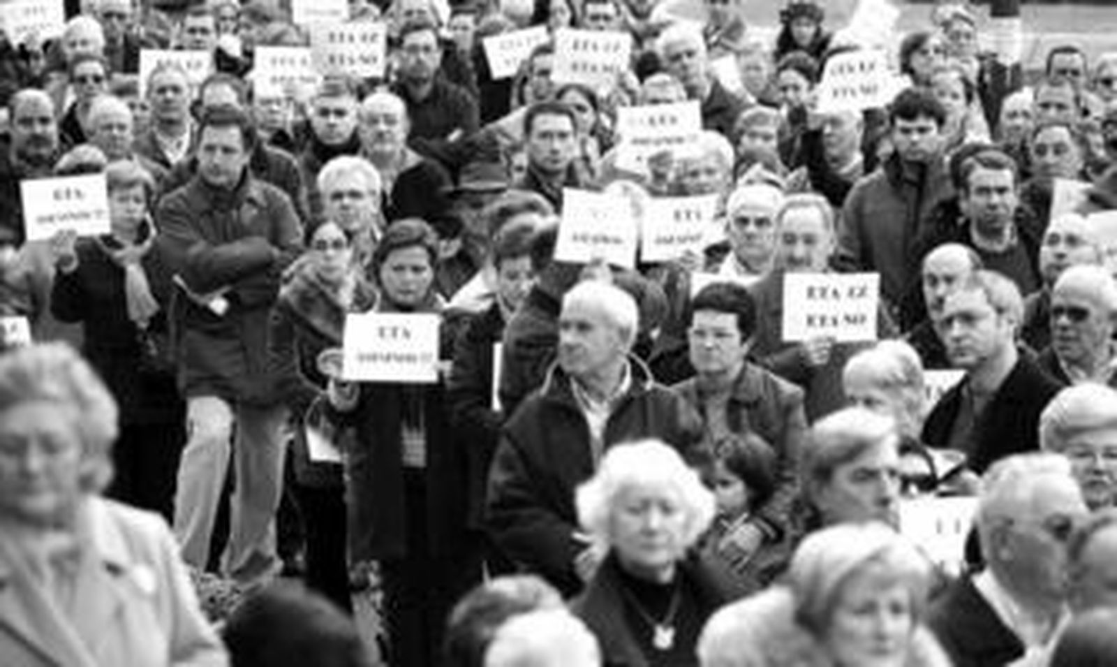 Concentración de ayer frente al Ayuntamiento de Bilbao para condenar el asesinato de Isaías Carrasco a manos de ETA.