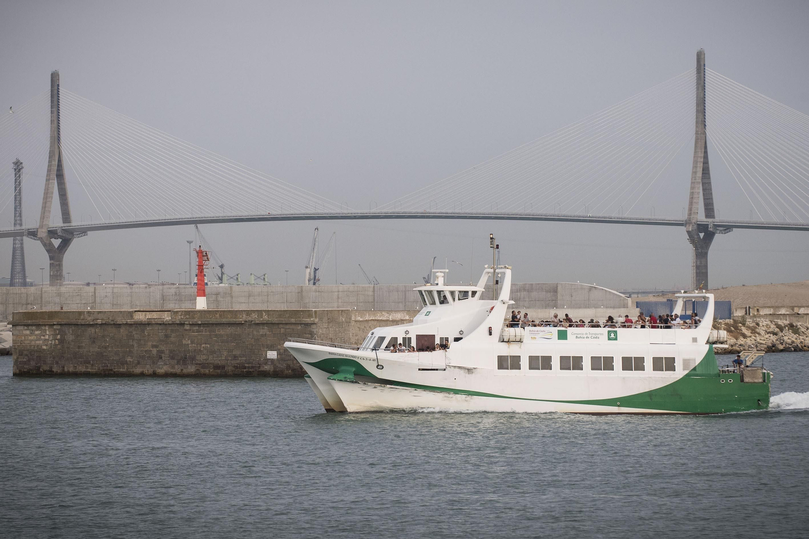 Imagen de archivo del catamarán de la Bahía, con el segundo puente al fondo.