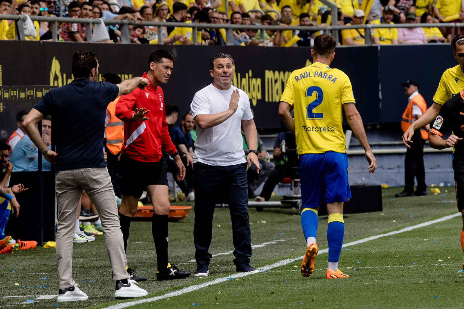 Sergio González da instrucciones a Raúl Parra en el partido ante el Valencia.