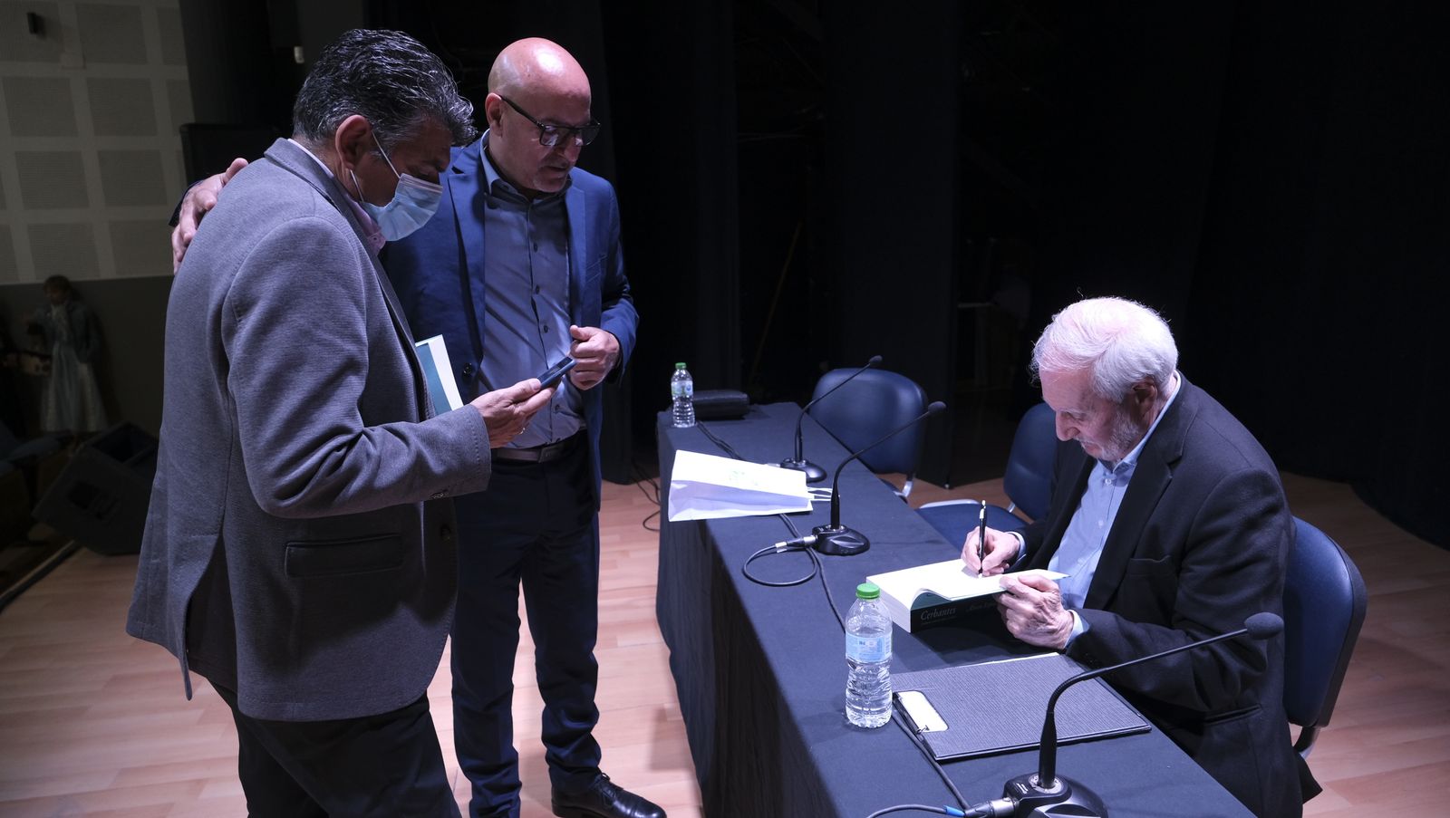 Imágenes del Diario de los Libros, con el escritor Álvaro Espina. Almería.