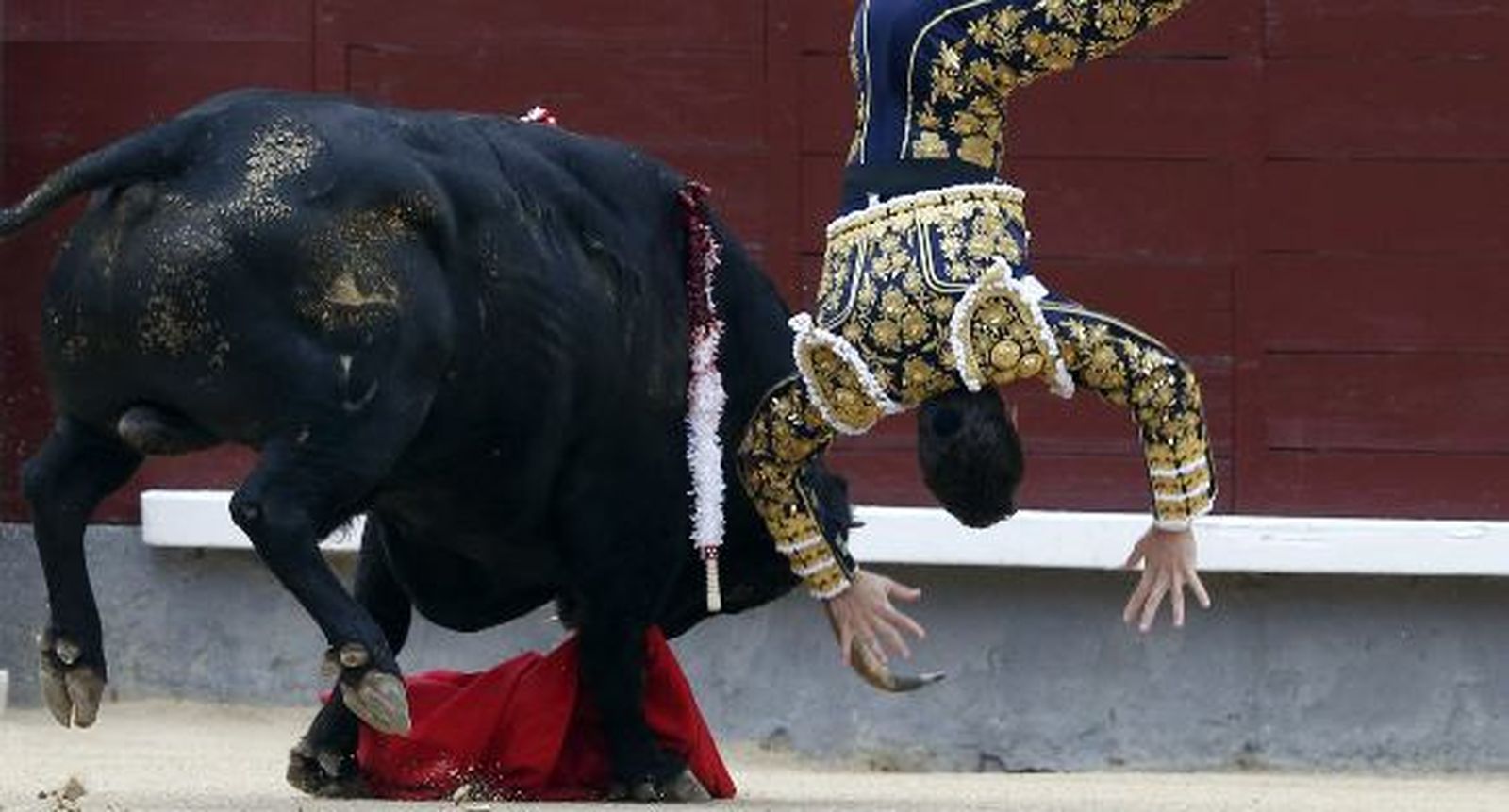Inspiración de Talavante y firmeza de Luque, que fallan a espadas