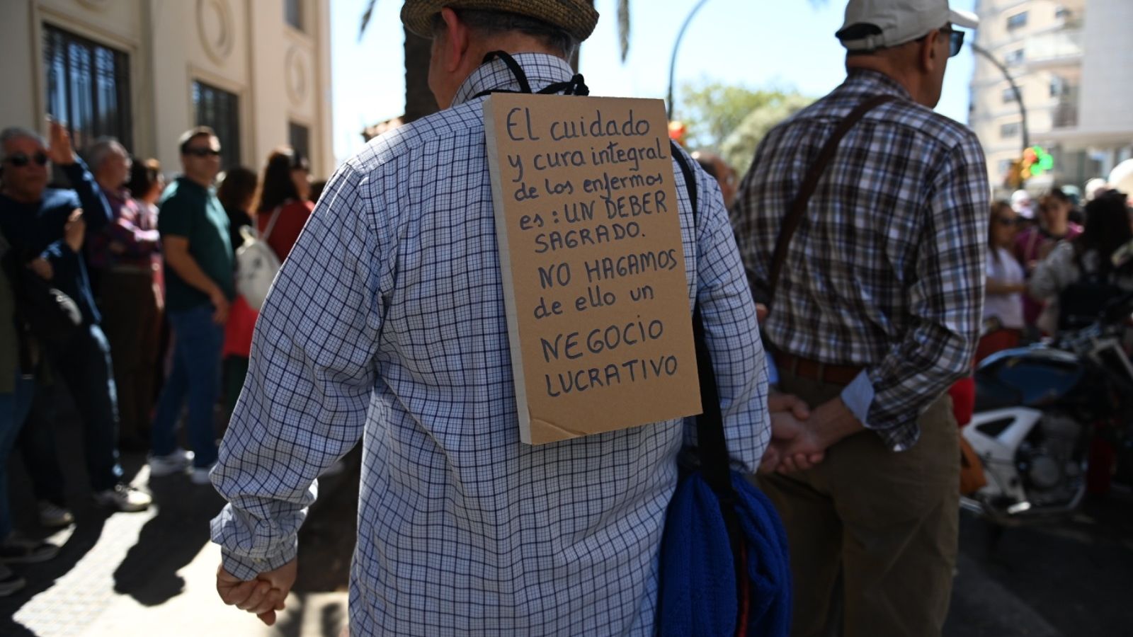 Un hombre manifestándose este sábado por la sanidad pública.
