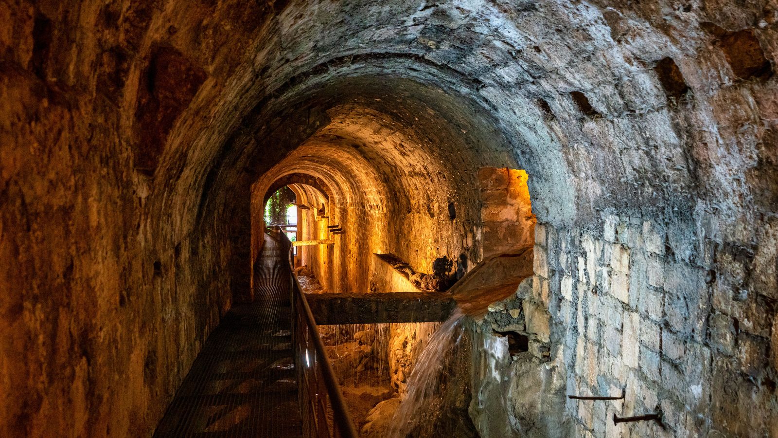 Bóveda que cubre el río Cerezuelo, en Cazorla (Jaén).