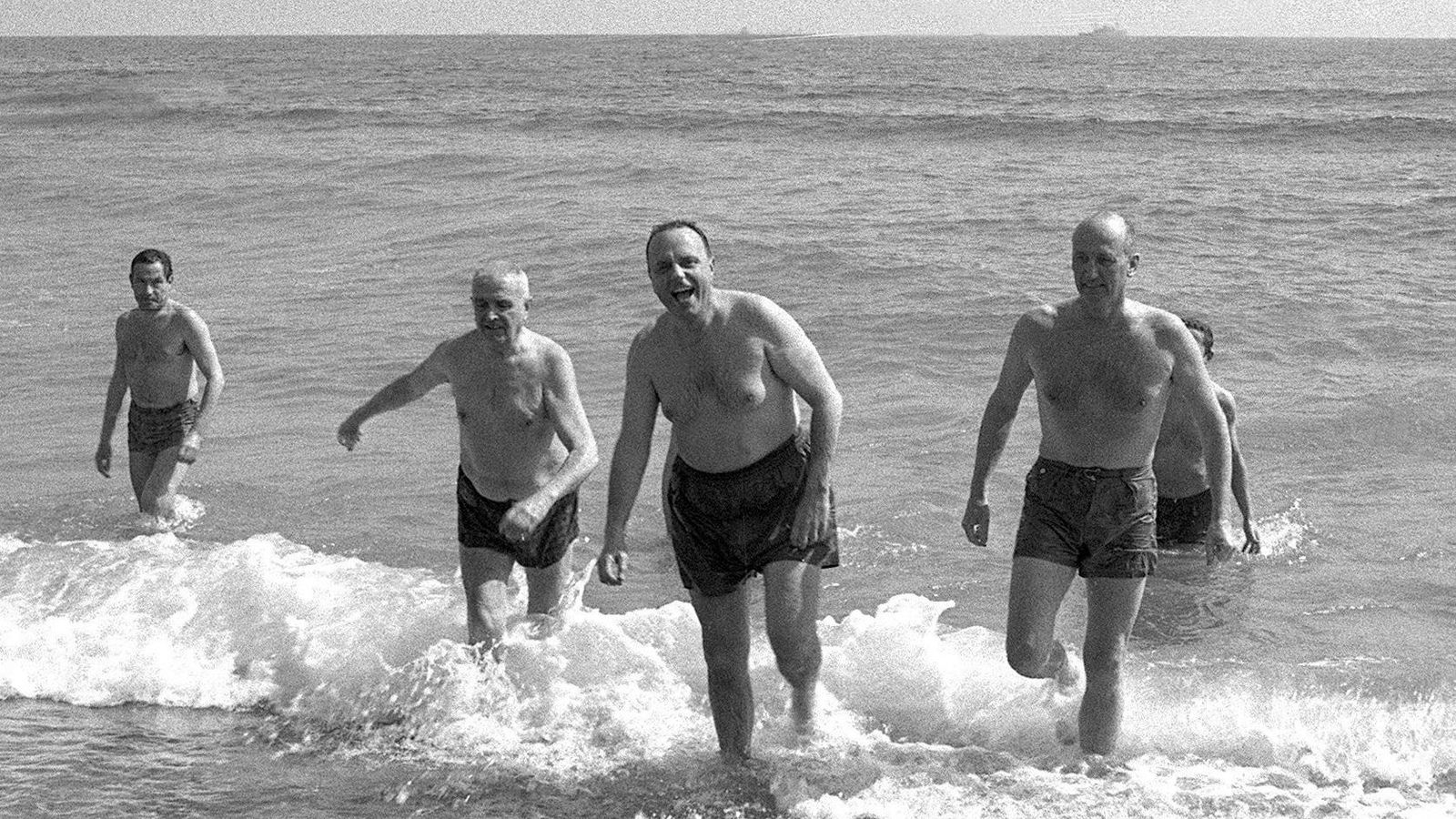 Foto de archivo del 8 de marzo de 1966 del ministro de Información y Turismo, Manuel Fraga, y el embajador de Estados Unidos, Angier Biddle Duke, bañándose en la playa de Palomares
