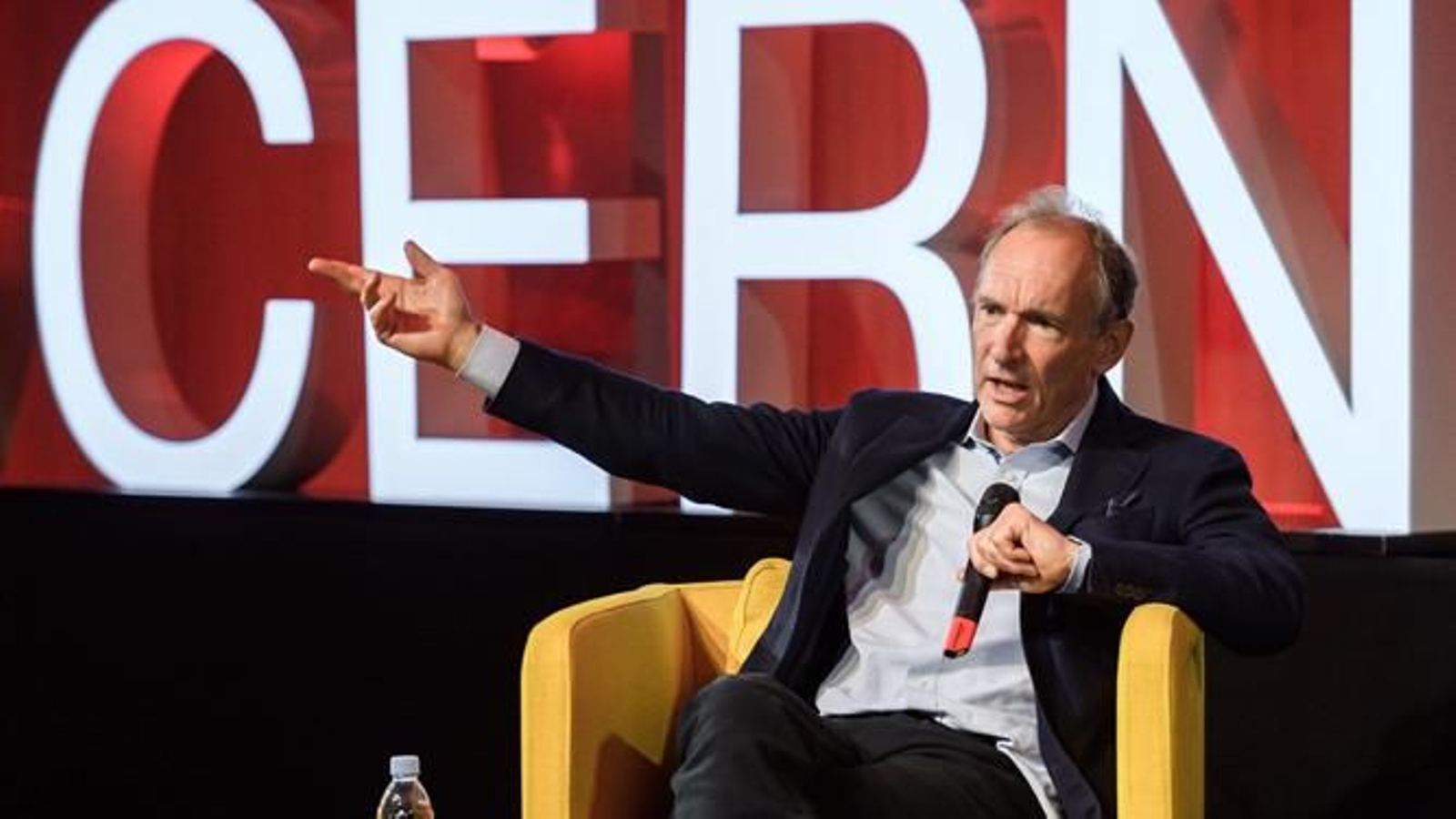 Tim Berners-Lee, el 'padre' de  internet, durante su conferencia en el CERN.