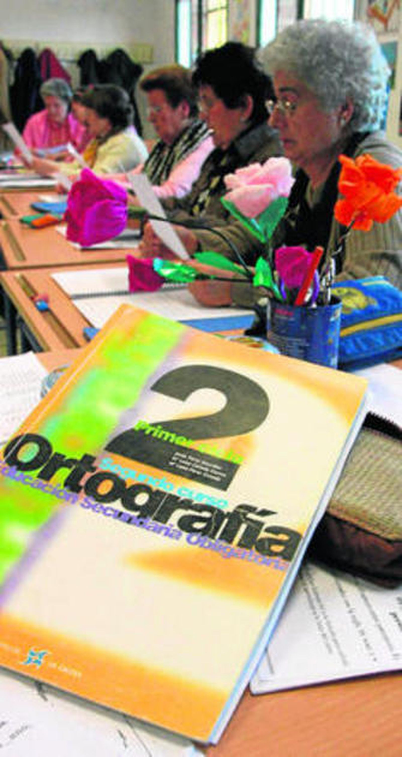 Unas mujeres asisten a un curso de alfabetización en Córdoba.