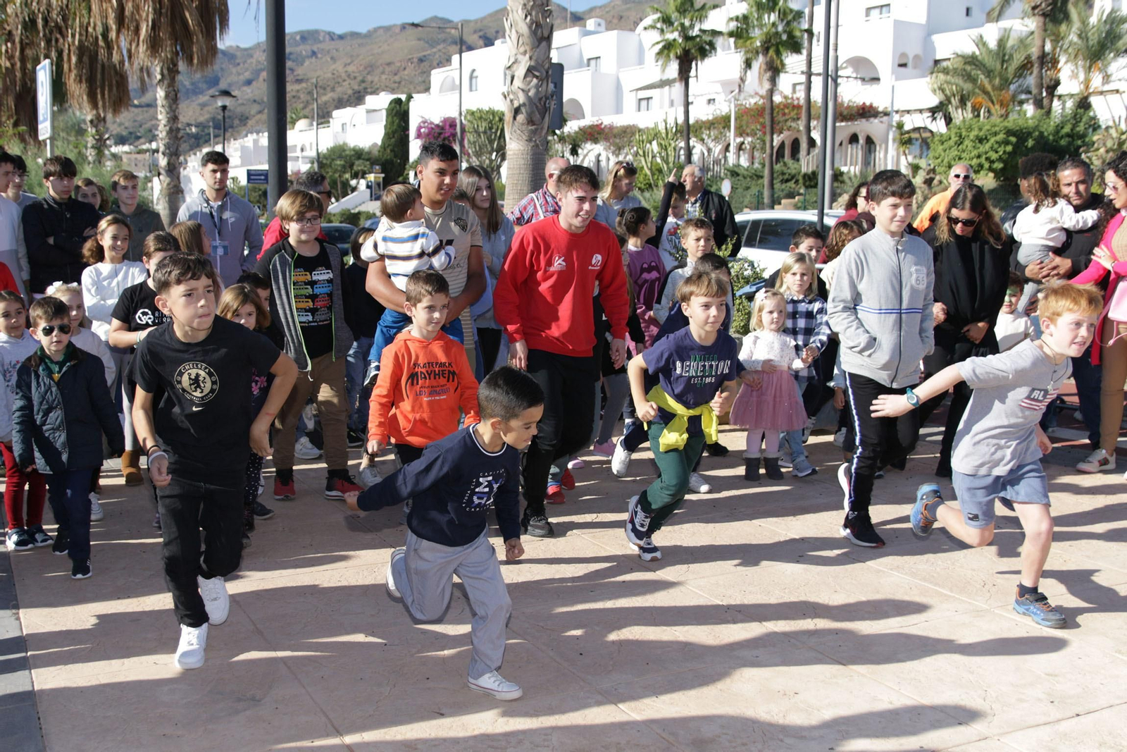 Cientos de personas se juntan en Mojácar para comerse un Ferrero Rocher