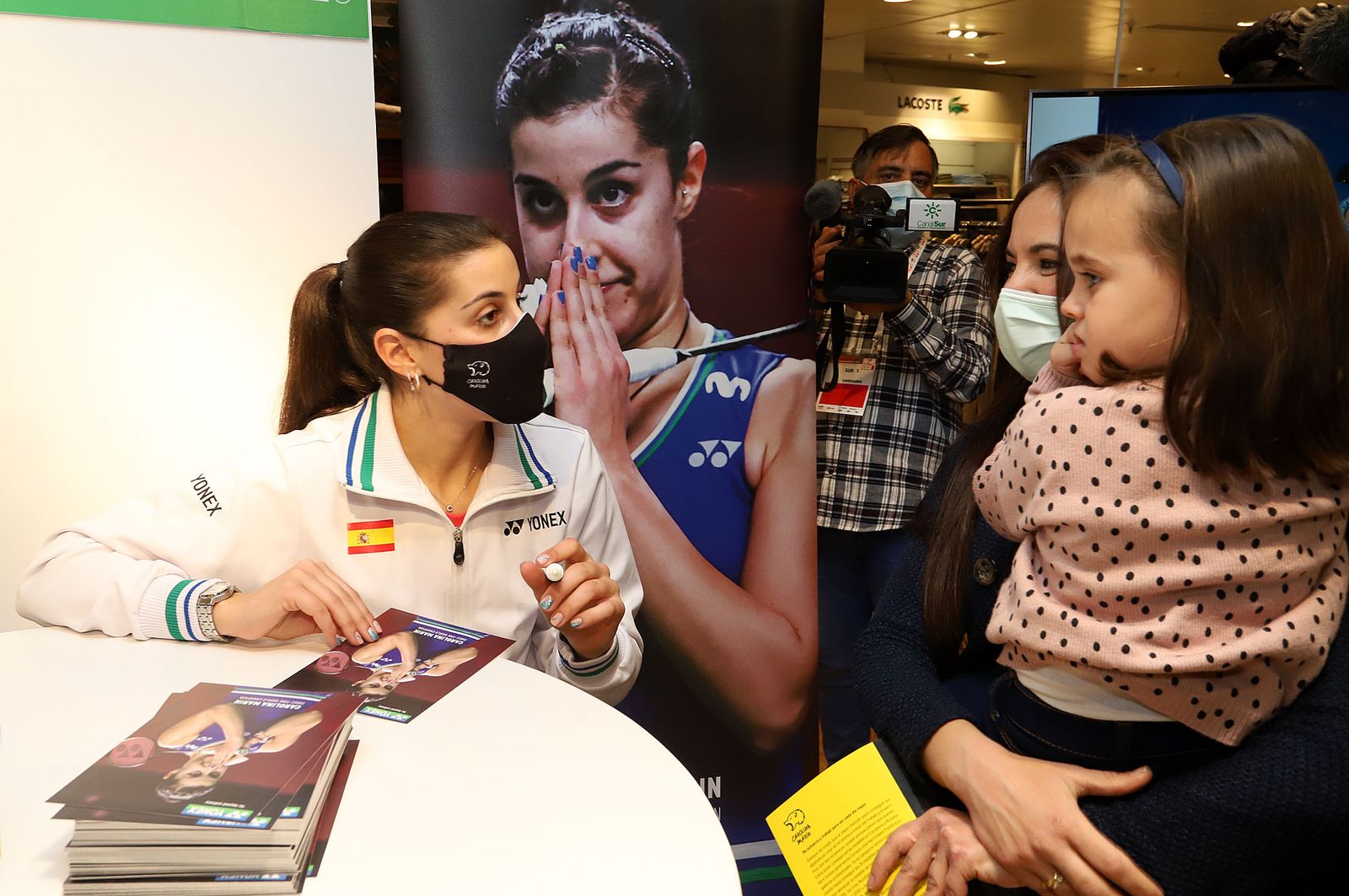 Huelva 2021: Carolina Marín firma autógrafos en el Corte Inglés de Huelva durante el Mundial de Bádminton