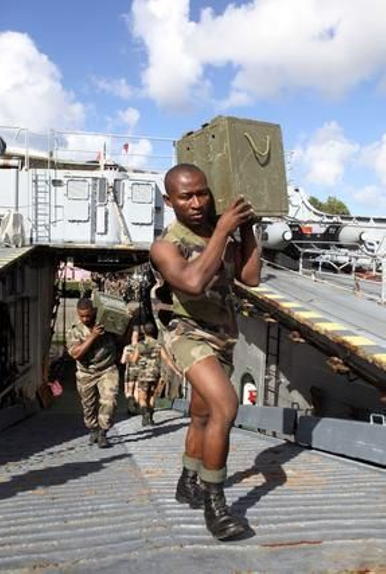 Soldados franceses cargan material en el Francis Garnier para llevar ayuda de emergencia a Haití.

Foto: Agencias