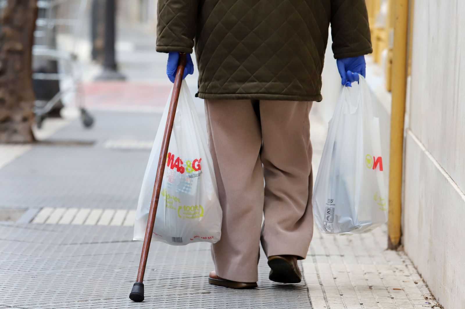 Imágenes de la actividad en las pequeñas tiendas de alimentación, fruterías y pescaderías