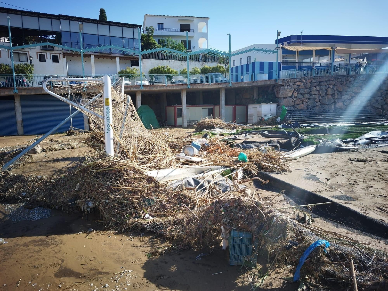 Los voluntarios de la DANA: decenas de personas limpian las calles de Benamargosa (fotos)